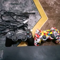 معروض للبيع جهاز بلاي ستيشن 3 بحالة جيدة جدًا، يتضمن ذراع تحكم أسود أص...