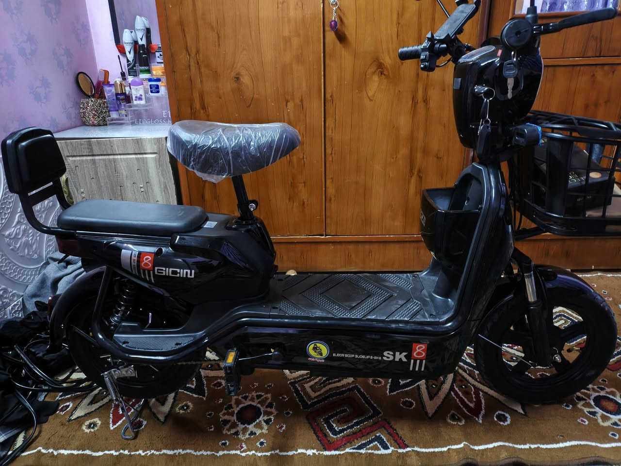 السلام عليكم عندي دراجه شحن للبيع الدراجه مكفوله برغي مفتوح بيها واليوم طلعتها من الوكيل واريد ابيعها الشرايد تفضل خاص سعر مناسب جدن *********** وهذا رقمي اتصال
