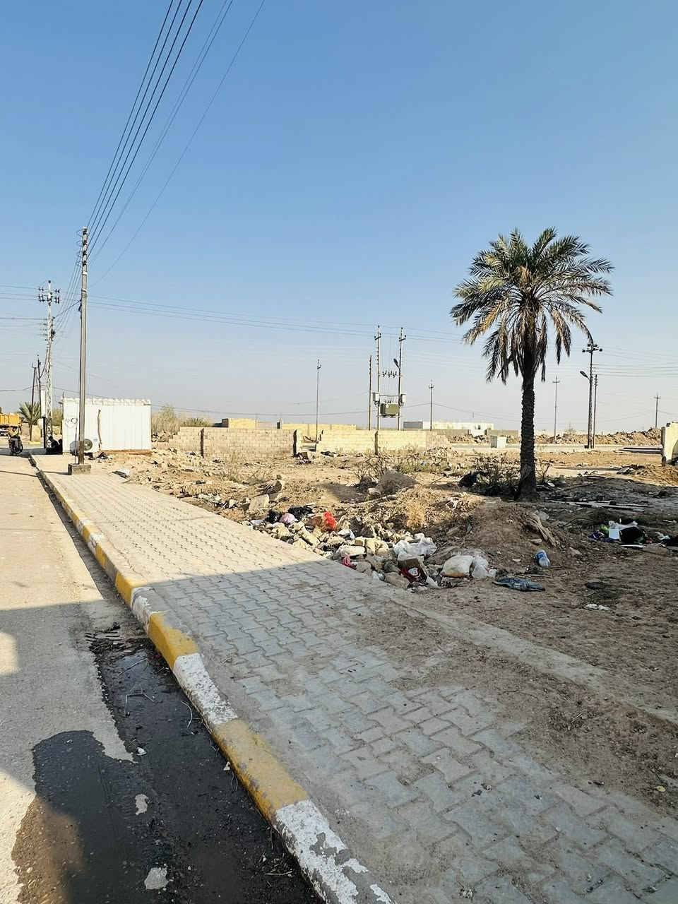 السلام عليكم
قطعة ارض للبيع تقع على شارع عام المساحة 832م       ( العرض 26*32 الطول ) جميع الخدمات متوفره الموقع دوانم دور نفط على طريق شركه نفط ميسان 
للاستفسار الاتصال على الرقام الاتية:
***********
***********
