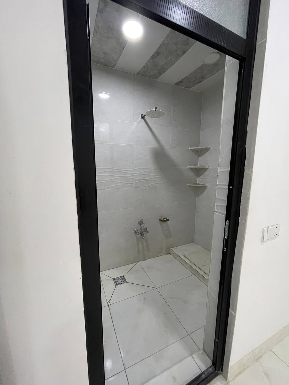 📍📍شقه للايجار📍📍
شقه للايجار طابق ثاني معزوله عن الطابق الاول مساحه ١٠٠متر
بناء حديث 
موقع بحركه قريب من شارع ال 150 
📍ايجار الشقه (٢٥٠) الف
📍للتواصل واتساب ***********
