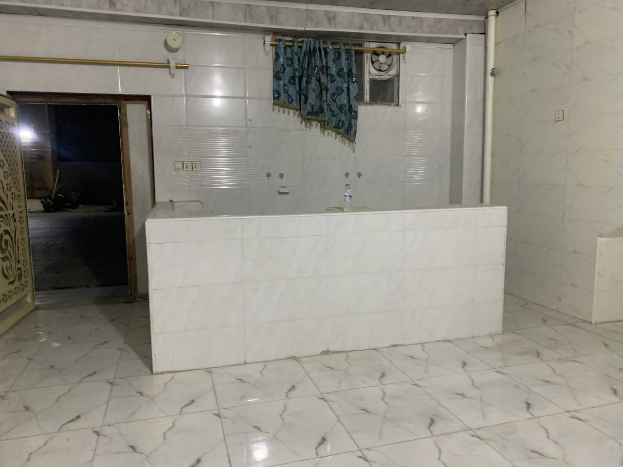 السلام عليكم بيت لإيجار قريه الغدير المساحه 65 متر
بناء جديد يحتوي البيت 

غرفه نوم وصاله وحمام 

سعر الايجار 

350قفل  مع الكهرباء والماء 

رقم الهاتف ***********
