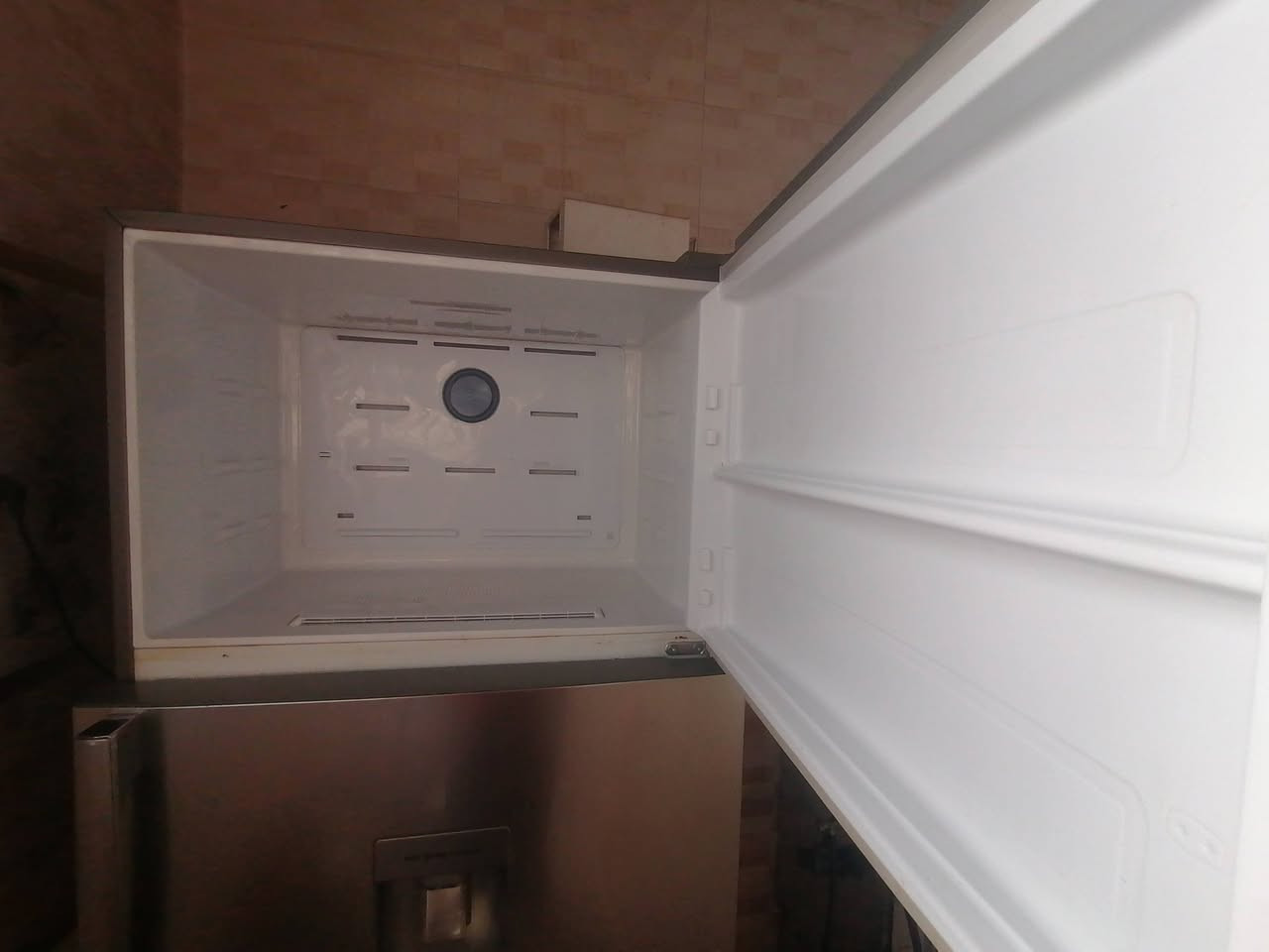 ثلاجه حديثه للبيع نوع سامسونك عالفحص والضمان عنوان النجف حي الوفاء كلش نضيفه اخت  الجديد *********** واتساب أو ماسنجر
