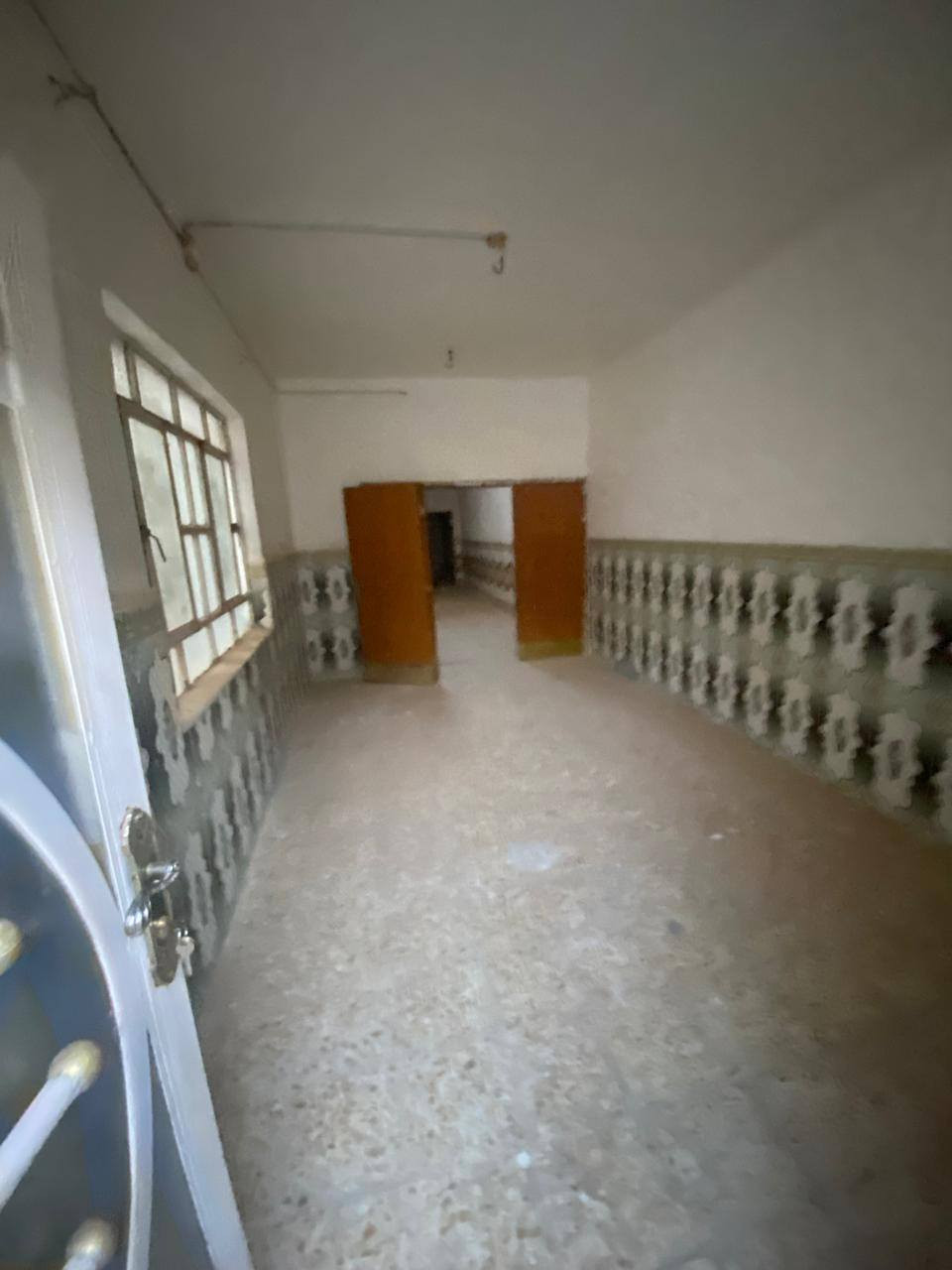 السلام عليكم ورحمة الله وبركاته 🏛️🏛️🏛️

عقار للإيجار مساحتة ١٠٠م طابق ونص بحي الجمعيه قرب سايدين الوائلي يم المدرسه الاهليه الركن بشارعها البيت يتكون من غرفه نوم وصاله واستقبال وصحيات وتخاريج وطارمه وفوك غرفه نوم وسطح معزول الإيجار كل شهر بشهره للإستفسار أكثر الاتصال على الرقم *********** جاسم الكرعاوي يتوفر واتساب اتواصلوا وبخدمتكم 🏛️🏛️🏛️
