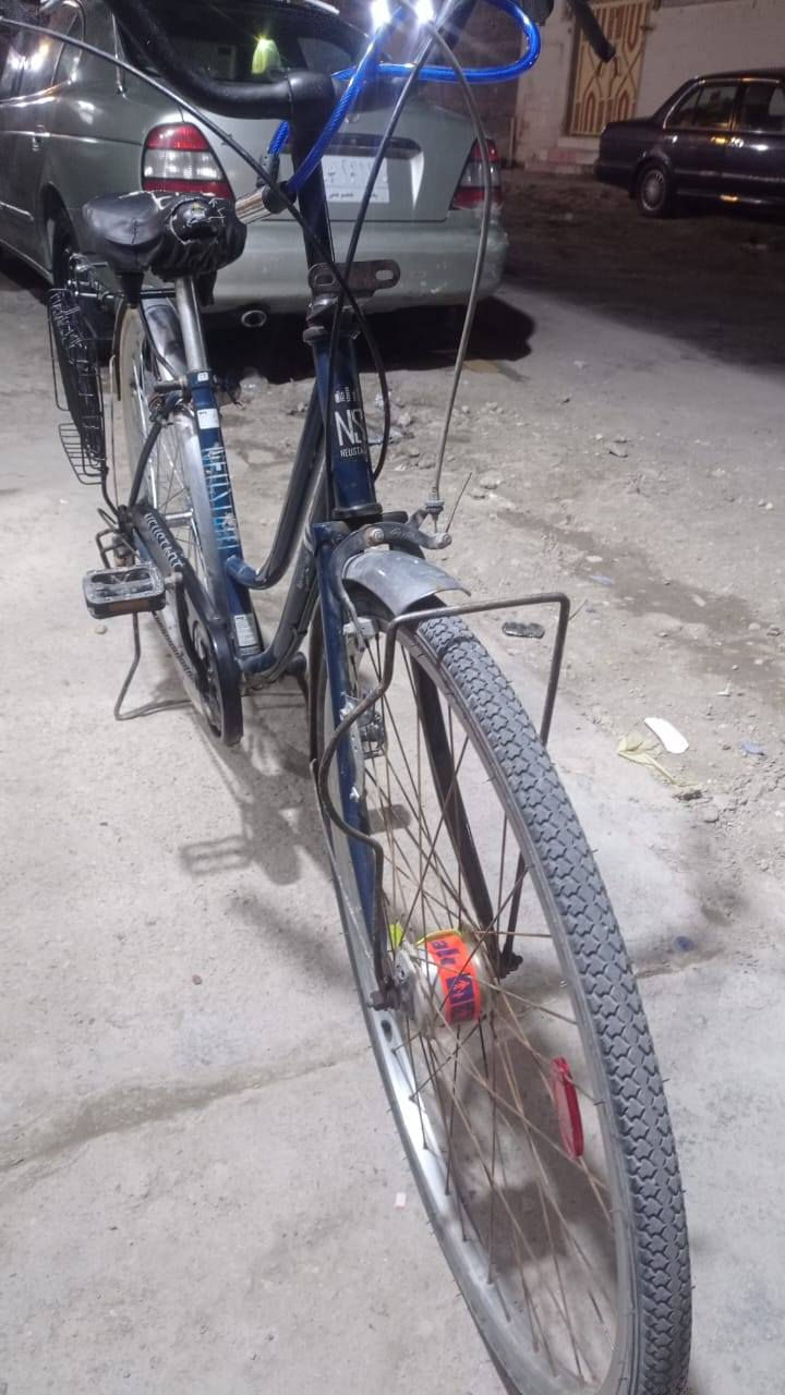 بسم الله الرحمن الرحيم
يابه بايسكل للبيع 
نوع البايسكل ياباني 
اللون ازرق غامق 
السعر 120 وبي مجال 
المكان ناصريه سوق الشيوخ
الرقم والتواصل ***********

