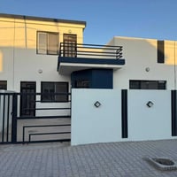 دار للبيع في مجمع النخيل مساحه 200 متر ثلاث غرف نوم استلام ثمانيه اشهر...