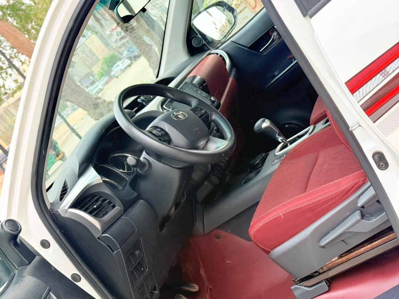 سلام عليكم للبيع تايوتا هايلوكس موديل  2025 السعر 288 اوتماتيك ماشيه 30 شركة ساز فول موصفات شاحن لاسلكي قطعتين تبريد مكفوله كفاله عامه رقم بغداد بسمي ***********
