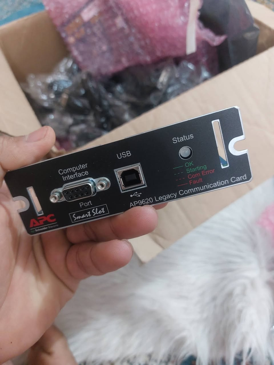 الحل النهائي لمشاكل ربط الـ UPS بالسيرفرات (للخبراء فقط 🛠️)
​
"عندك UPS من موديلات APC الحديثة (SMT, SMX, SURTD) وما جاي يربط وية السيرفرات القديمة أو أنظمة Solaris و Unix؟
​الحل هو بطاقة APC AP9620 Legacy Communication Card. هاي القطعة مو مجرد كارت، هي الجسر اللي يخلي الـ UPS الجديد يفهم لغة الـ Legacy (UPS-Link) حتى يطفي السيرفر بأمان وقت الانقطاع.
​ليش هاي الوجبة لقطة؟
​نظافة وكالة: القطع مفحوصة (QA Pass) بتاريخ 2023 يعني مو مخزونة وميتة.
​كاملة الملحقات: كل كارت وياه الكابل الأصلي مالته (APC Serial Cable)؛ اللي يشتغل بهالمجال يعرف إن الكابل وحده ثروة وصعب يتوفر أصلي.
​أداء مستقر: تدعم منفذ USB ومنفذ Serial بنفس الوقت.


**إذا كنت صاحب هذا الإعلان وتريد حذفه لأي سبب، رجاءا أرسل رسالة إلى الدعم الفني**