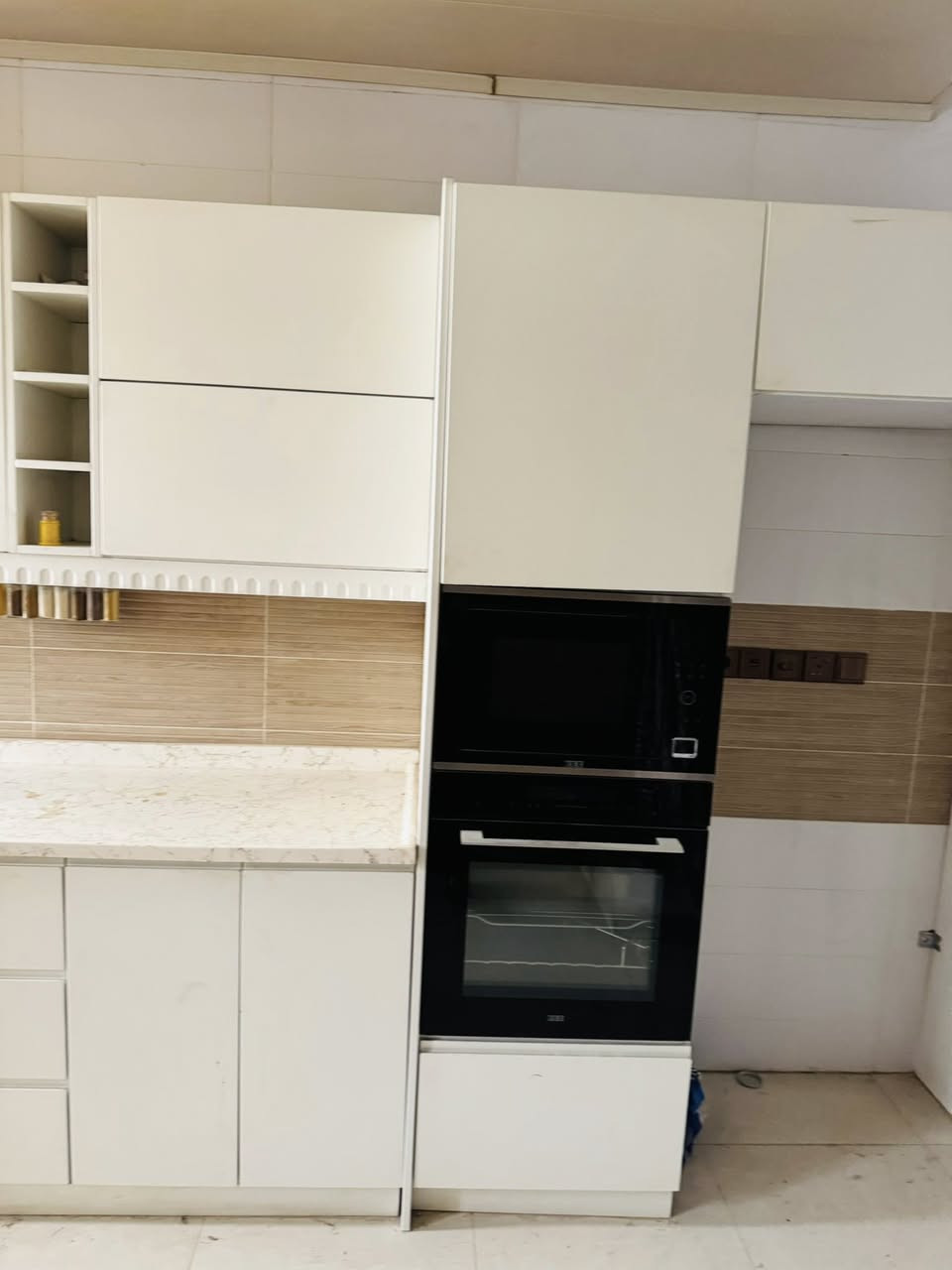 كاونتر تركي والسطح مرمر صار فتره من مسويته امانه الله جديد اي خدش مابي صار فتره من مسويته بس صارت عندي نقله

داخل مالاته كله سلات جدوره 
وسلات اماعين وحاوية نفايات 
صار عليه ٣١ ورقه 

وداريده مليون ونص وبي مجال لشرايه 
مكاني بغداد اليرموك


**إذا كنت صاحب هذا الإعلان وتريد حذفه لأي سبب، رجاءا أرسل رسالة إلى الدعم الفني**