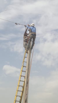 محمد الكهربائي لربط الكيبلات ونصب الاعمده ونصب المحولات وربط الأسلاك و...