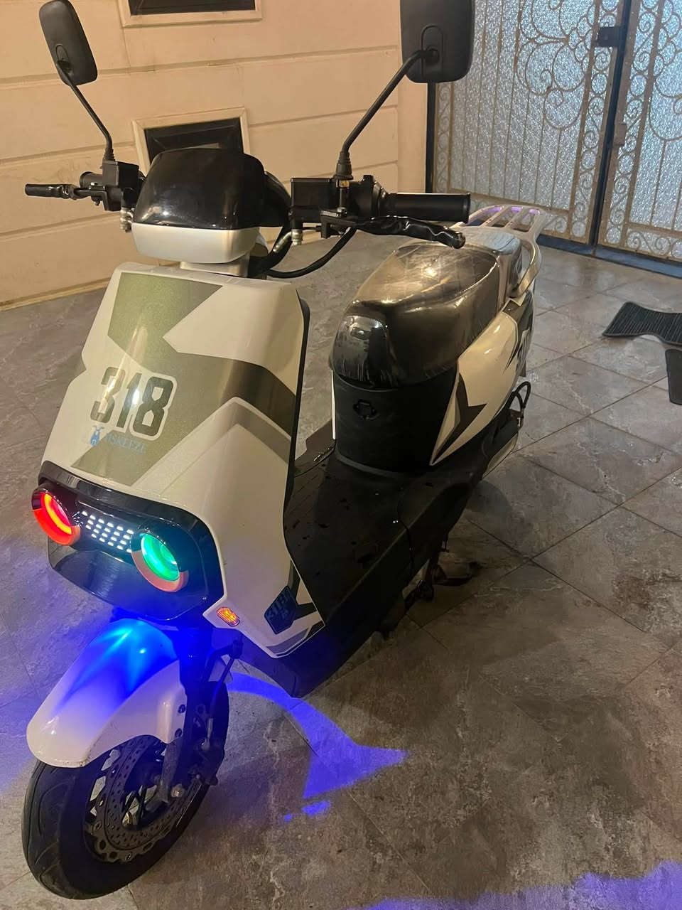 السلام عليكم
درجة اباجي 318 🛵
6 بطاريات 🔋 تمشي شرط  فوق 30 كيلو بل شحنة الوحدة 
سرعتهة تقرا 86 حقيقي 60
ملف 2000✅ 
 الدراجة مواصفاتها
مثبت سرعة 
منفذ شحن USP
شاشة اعطال
 زر الرجوع R 
بريكات دسك امامي خلفي +ABS
 الباقي معروفات.
الدراجة ماشية 4000
الدراجة مصروف عليها . تايات جديدة 🛞المقعد امغلف
الدراجة وياها دبل شاحة اصليات 🔌 ودبل ارضية  + خوذة ⛑️ + صندوق اصلي مالتها 
الدراجة ناظافتها 90‎%‎  بيها بعض الخدوش  ✅
الدراجة شرط  ما مبدل لا عقل الاملف الدراجة مال جني شرط تاخذها ربع ما تصرف عليها ✅
مكاني موصل ايسر 
السعر 600 الف وبي مجال بسيط


**إذا كنت صاحب هذا الإعلان وتريد حذفه لأي سبب، رجاءا أرسل رسالة إلى الدعم الفني**