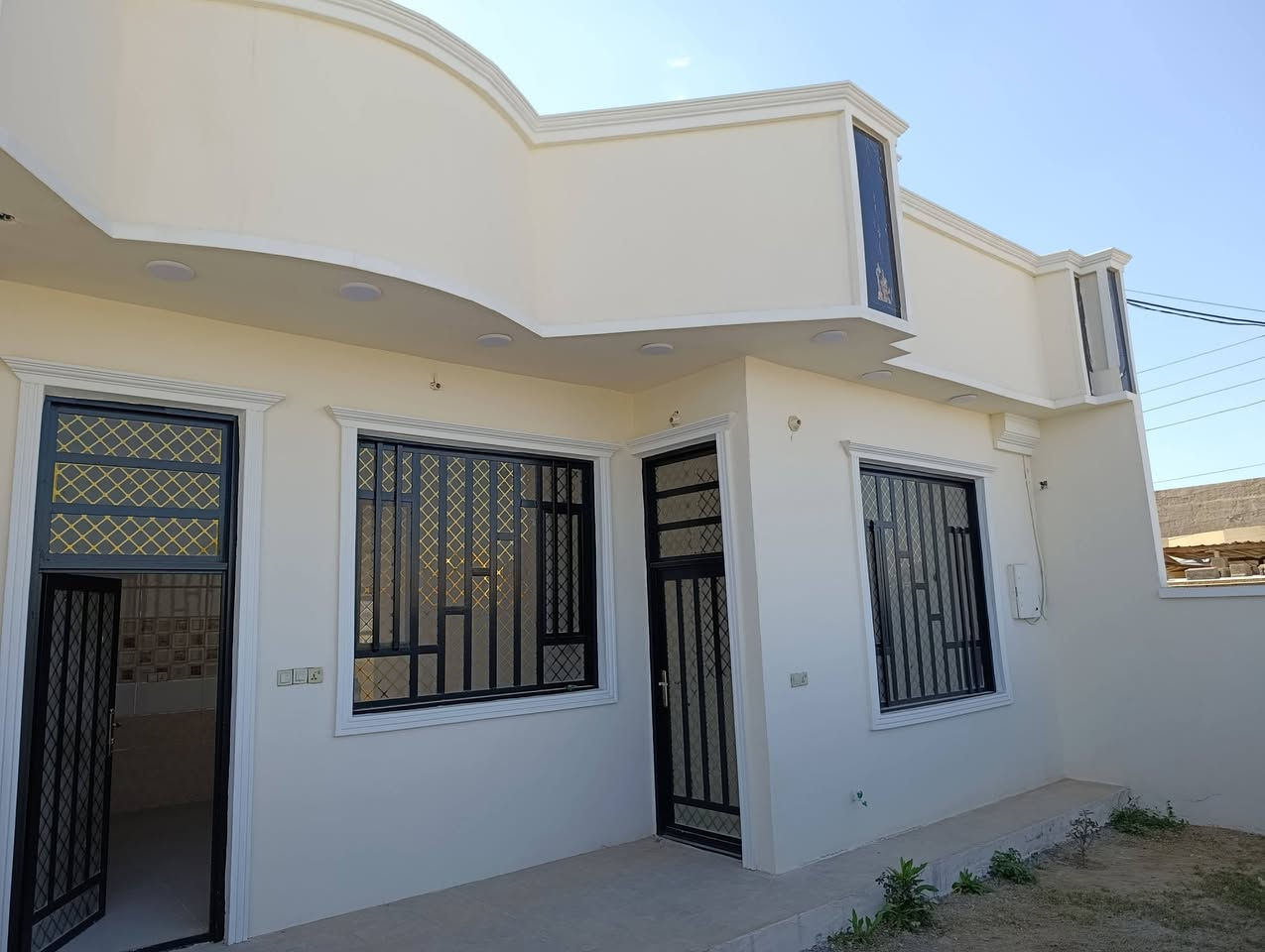 دار للبيع بناء حديث ما مسكون جديد المساحه ٢٠٠م واجه ١٠ يحتوي على غرفتين نوم صاله مبطخ إستقبال
المدائن منطقه بريجان ع شارع الرئيسي 
زراعي ١١٧ ماشيه معامله تتطويب 
للاستفسار الاتصال ***********
