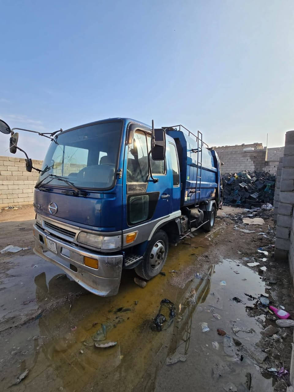 السلام عليكم  للبيع فقط كابسه انكر 8ونص رافعت حاويات كامله فول عادي سياره مكينه كير اكسن خير من الله كبسا  كله شغاله سياره رقم بصره بسمنه العنوان بصره ايي ستفسار على رقم ***********
