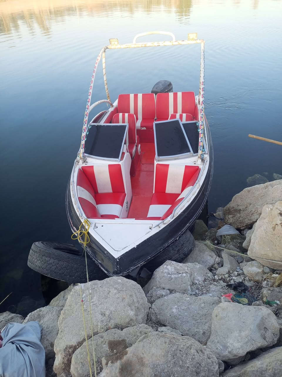 ز
زورق للبيع حجم المكينه ١٧٥ مامفتوح لاكير ولا محرك  ***********
