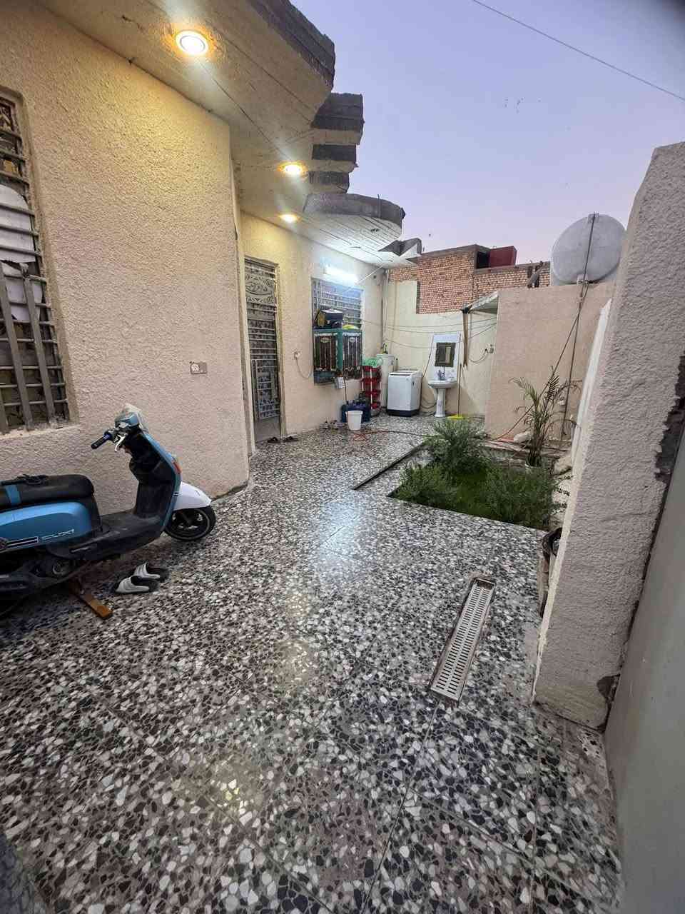 السلام عليكم….
بيت في بغداد 
الاستكشافات ١٨٠ متر ب شارع الملعب بناء حديث غرفتين وصاله ومطبخ حار وبارد واستقبال 
السقف صب مسلح 
مي ومجاري وكهرباء وطنيه وسحب مولده امبيريه
للاستفسار هذا الرقم واتساب او رصيد
***********
