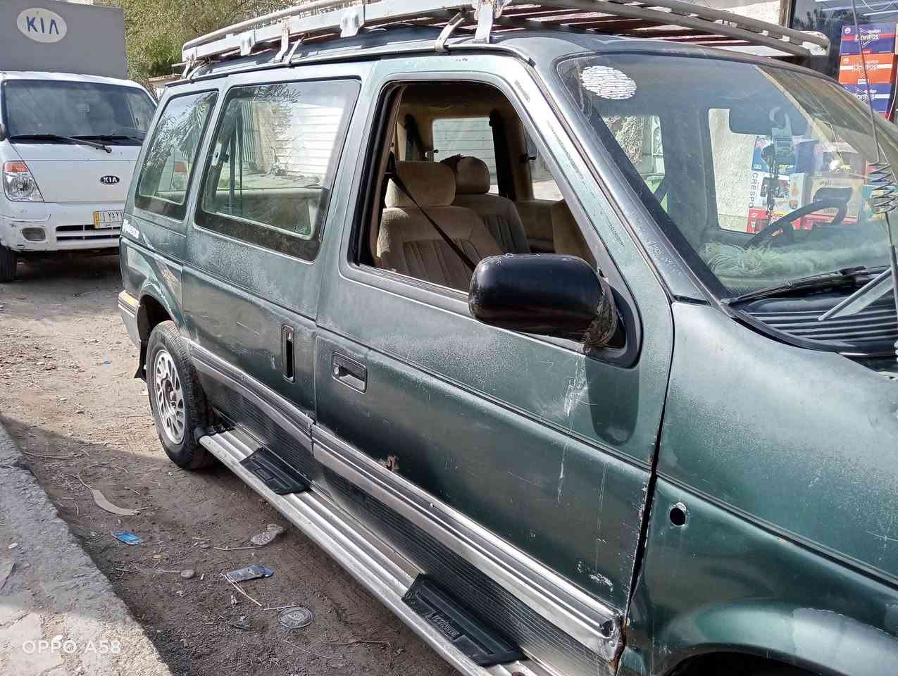 السلام عليكم 
دوج كلايزلار 1993
7 راكب مكينة بيها خيط بخار
صدر امامي جديد
صدر خلفي جديد 
مشط استيرن جديد 
باور جديد
تخم تاير نضيف
دواخلها نضيفه
كهربائياتها جاهزة 
السياره بيها جراد 
بيها خياسات قليله بل هلال
السعر 32 
مكان السيارة بغداد حي اور 
رقم الموبايل ***********
