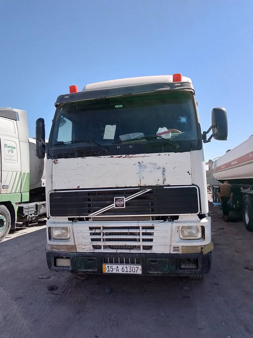 السلام عليكم
فولفو شخاط موديل 1995
تكيال كامل تخم تاير سيارة تشتغل موكاعدة 
للتواصل / ***********
