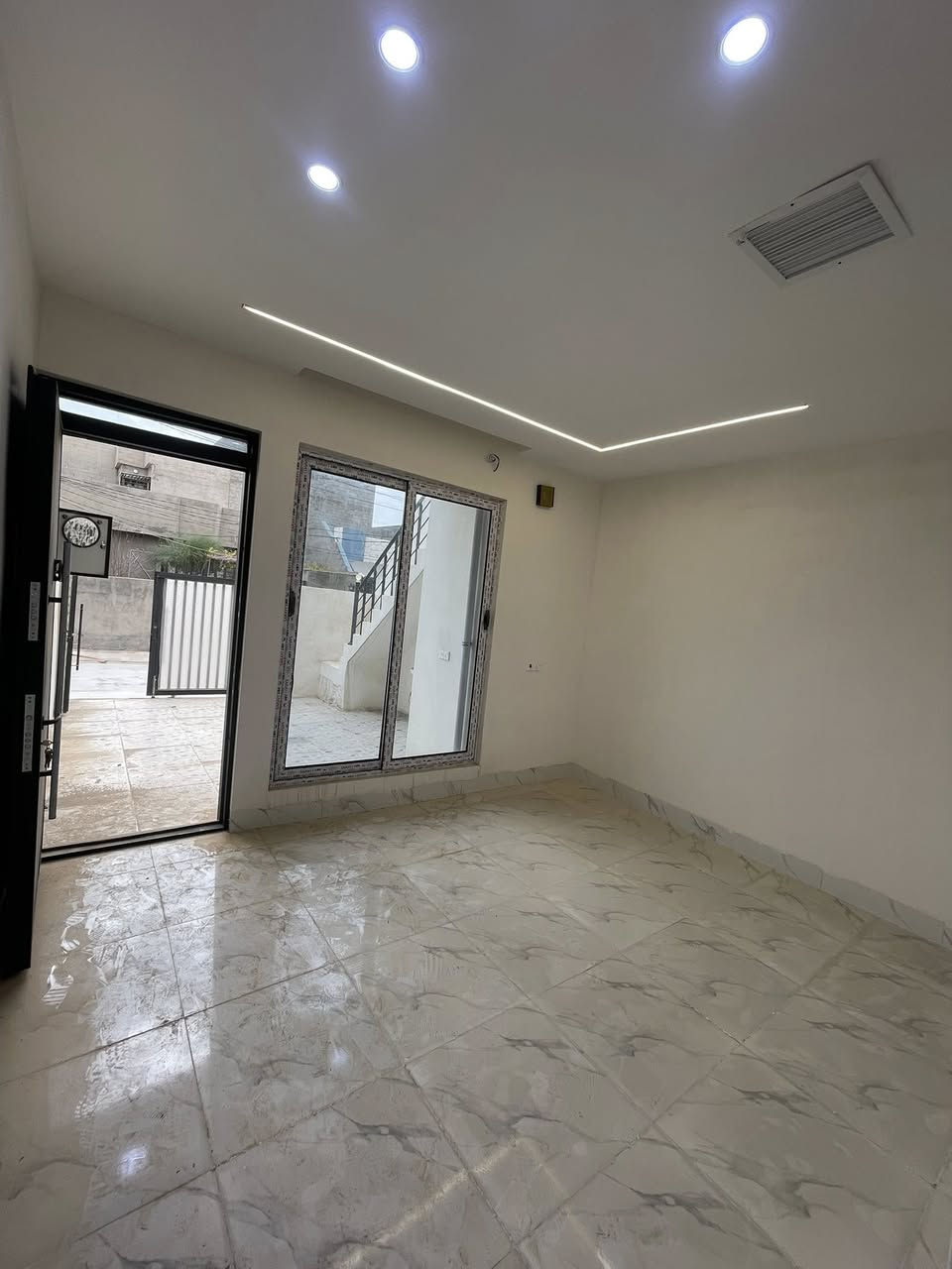 سلام عليكم 
بيع سريع 
بيتين صفر للبيع في دروازة 
مساحة:١٠٠م
كامل خدمات
كراج+صحيات خارجية+غرفة استقبال+مطبخ و مطبخ حار+غرفة نوم
سعر مناسب جداً
***********
