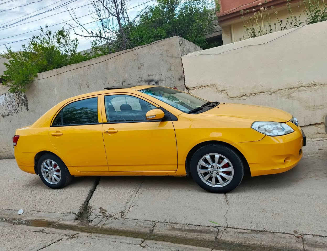 BYD . G3   2016
سيارة خام على وضع الشركة عداد 51 حقيقي

رقم بغداد انكليزي الجديد مصفرة من كلشي 

 فول توماتيك المعروفة وكلشي شغال بيها

كفالة عامة من كلشي حتى البارد مرفق سونار 

مكينة 1800 شرط. كير توماتيك شرط بلادي وعالفحص 

طخم تايرات جديد وحدادية امامي خلفي جديد 

تبريد ثلج ❄شرط بلادي وتدفئة شغالات 

السعر 74 بيها مجال. المكان موصل . *********** بي واتساب
