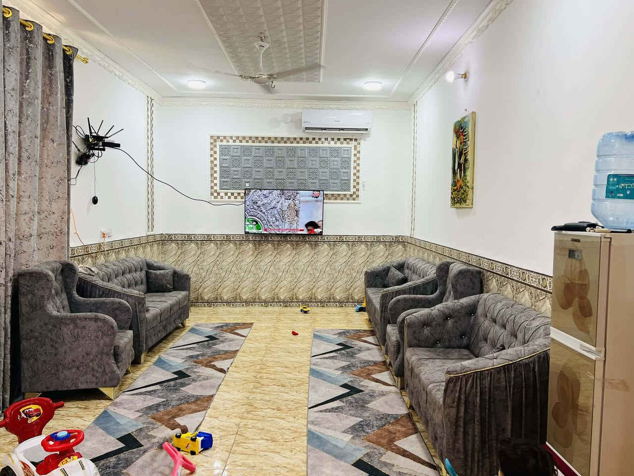 السلام عليكم بيت ركن  للبيع المساحه 150متر يحتوي على استقبال 7+4 صاله 6+4غرفه6+4مطبخ 4+4منور3+2
طارمه+صحيات كافه الخدمات شارع صب مجارب ثقيله وخفيفه سواقي تصريف امطار+كهرباء 
العنوان حي أبو طارق يبعد عن جامع شارعين
بناء البيت بلوك والسقف عكاده 
ه‍ *********** السعر خاص مكلف بنشر
