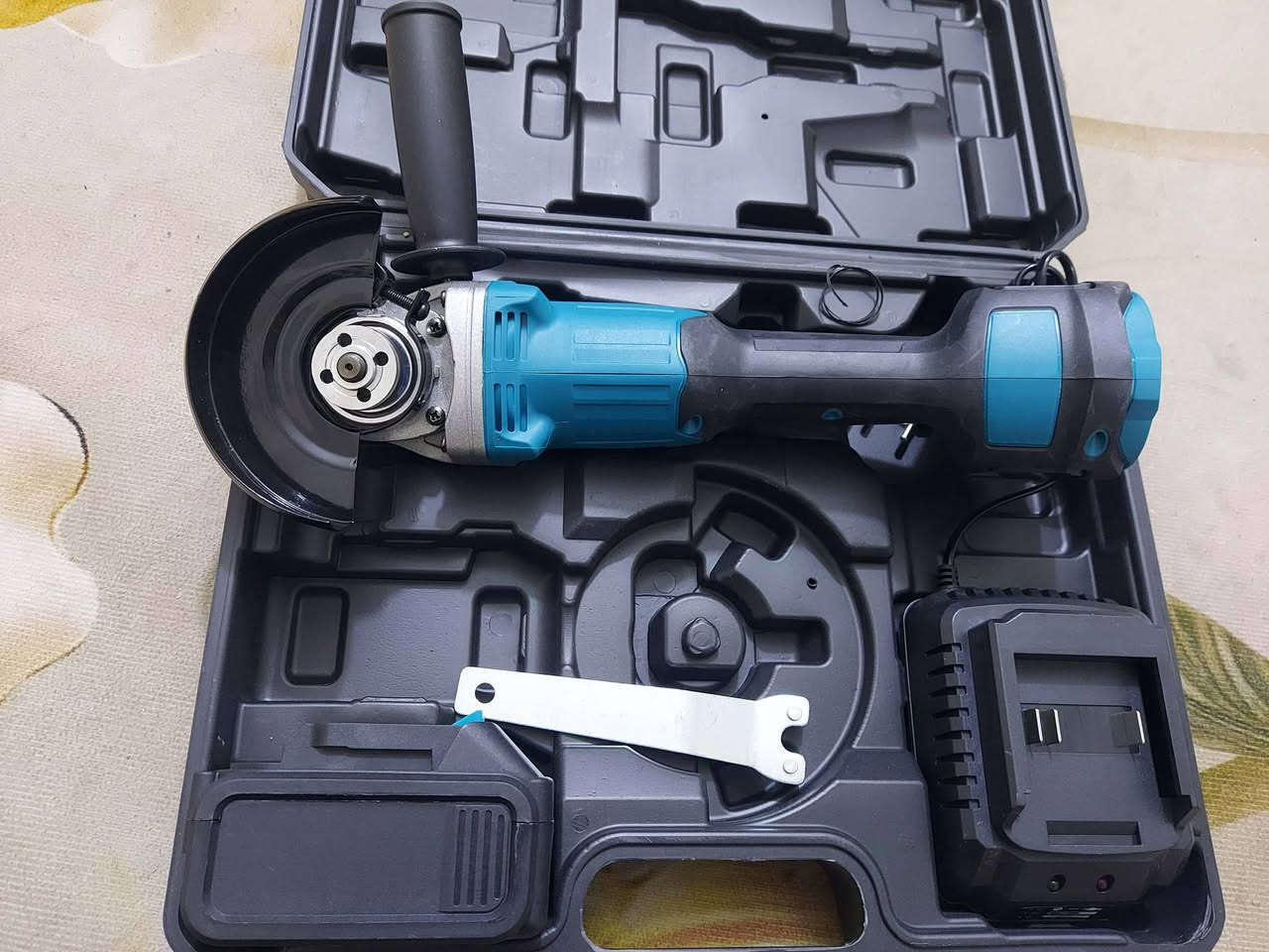 كوسرة شحن امزون مع بطارية حجم الكبير ١٠ خلية مع شاحنة سوبر جارج ٣ سرع السعر 35 مع التوصيل مكاني بغداد مشتل ***********
