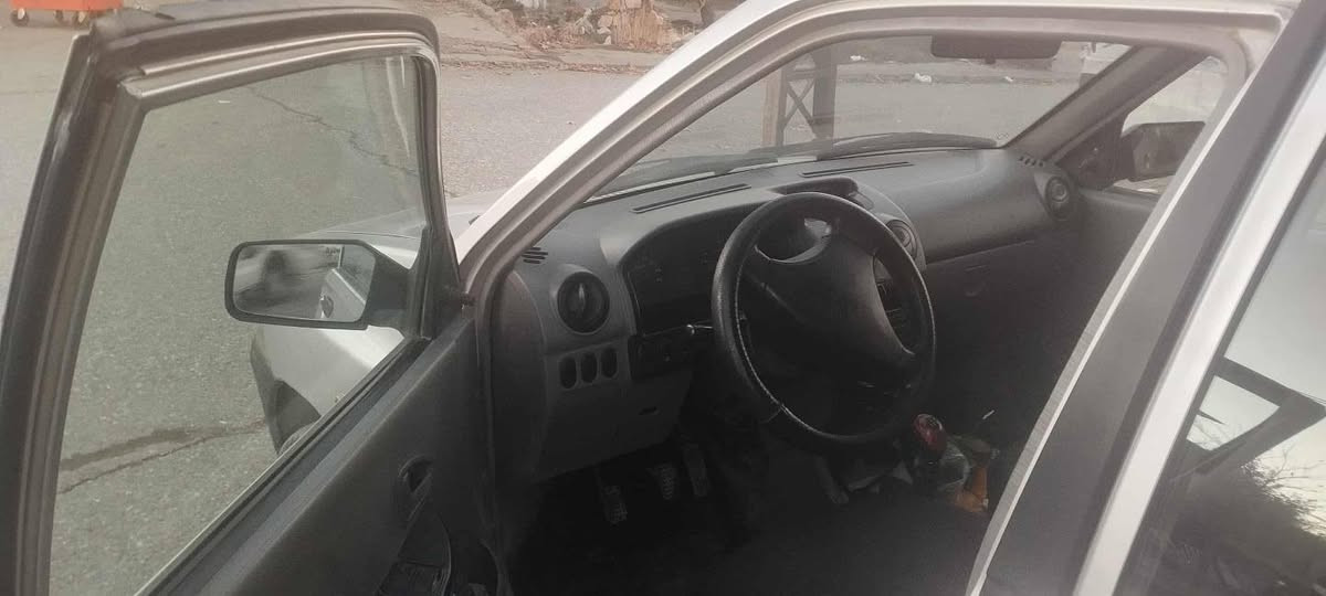 پراید مۆدیل ٢٠١٣
یەک چەمەلەقی تۆزێکی بۆیاخە بێ ناوگرتن 
تازە کامل سێرڤس کراوە مەکینەی نەکراوەتەوە 
کاڵبونەوەی هەیە سەیارەکە زۆر توندوتۆڵە ماڵی دۆستە مەسرفی تێدا نییە 
سنەویی تا مانگی ٦ ساڵی ٢٠٢٨ تازەیە 
تحویل و بەناوکردن بەشەرت 
ڕەقەمی خاوەنی (***********) السليمانية, العراق
