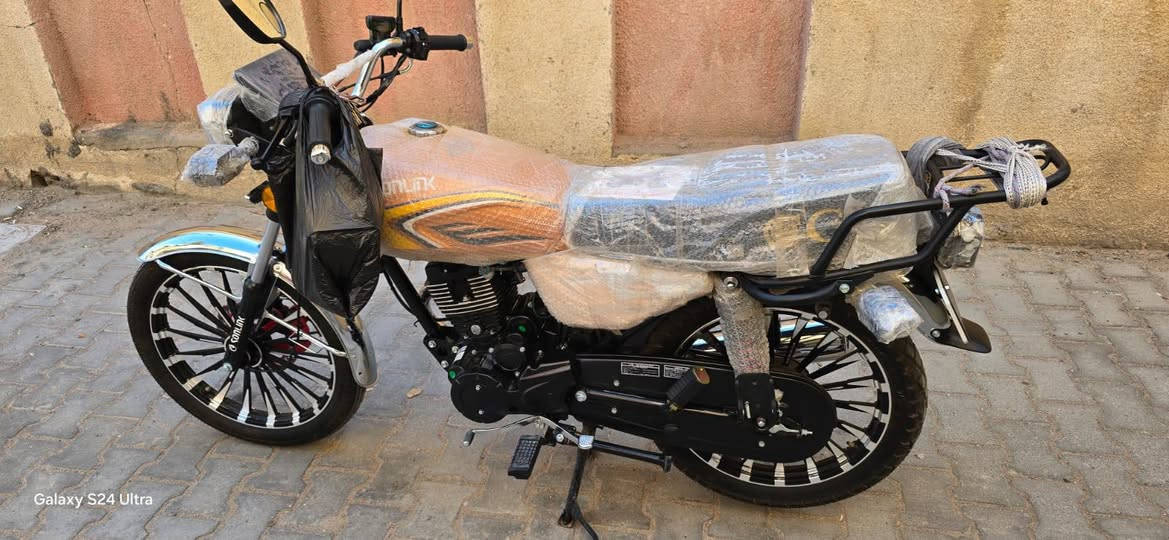 مرحبا دراجه سيفان (سونك )للبيع دراجه جديده بمعنى الكلمه نظافه 100/100محرك 200cc سويج عدد2 مع بصمة تشغيل عن بعد 2 الدراجه كامله ما ناقصها اي شي صارله اقل الشهر م̷ـــِْن طالعه م̷ـــِْن المعرض  (اورق سكنر اسسكنر يعني استنساخ) السعر 1250 وبيه مجال قليل للشراي والما يعجبه السعر يكدر يتخطى المنشور (مكلف بلنشر) صاحب الدراجه واتساب او اتصال***********
