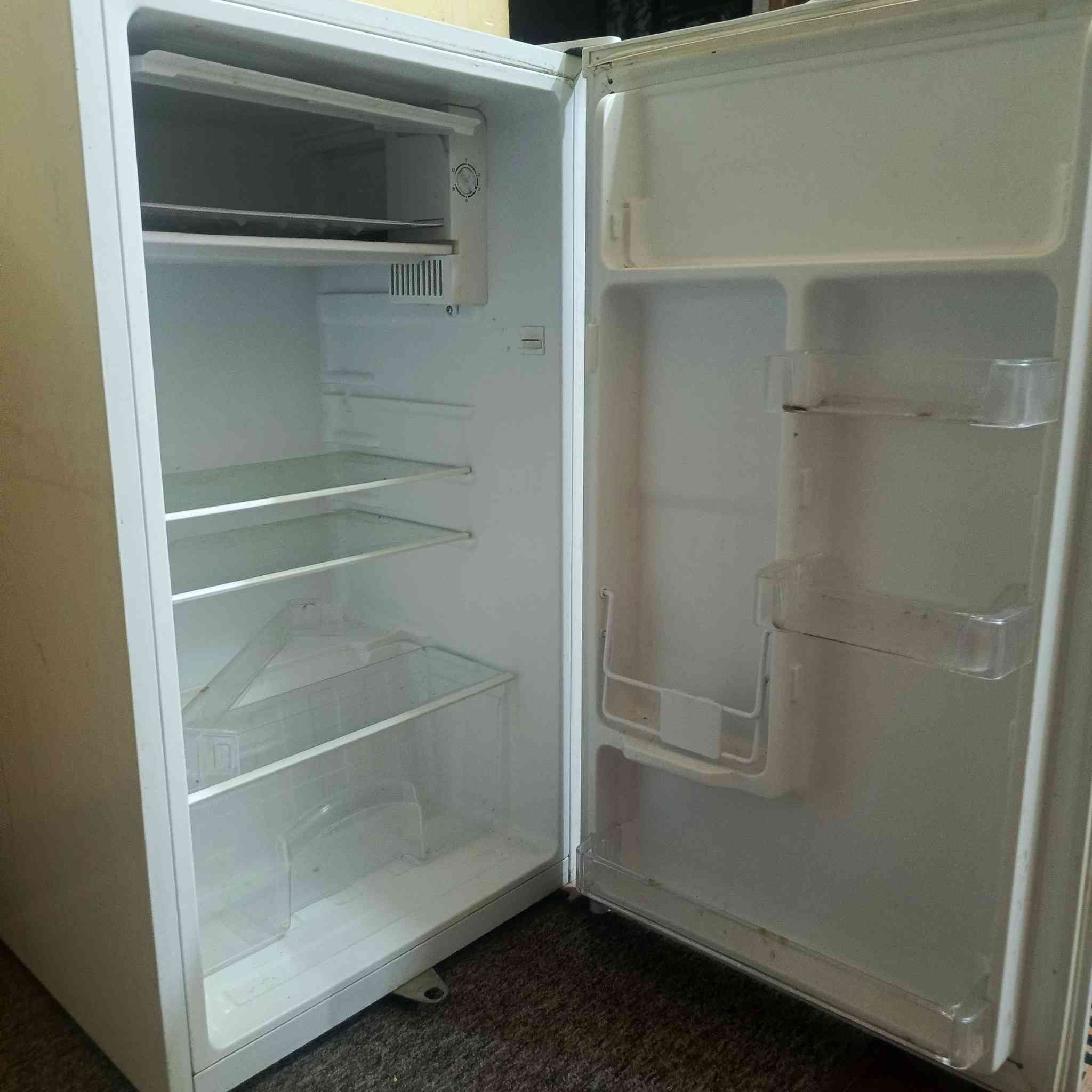 ثلاجه للبيع بعدها كارتون الله شاهد ب ٨٠ وبيها مجال مكاني ذي قار مركز ***********
