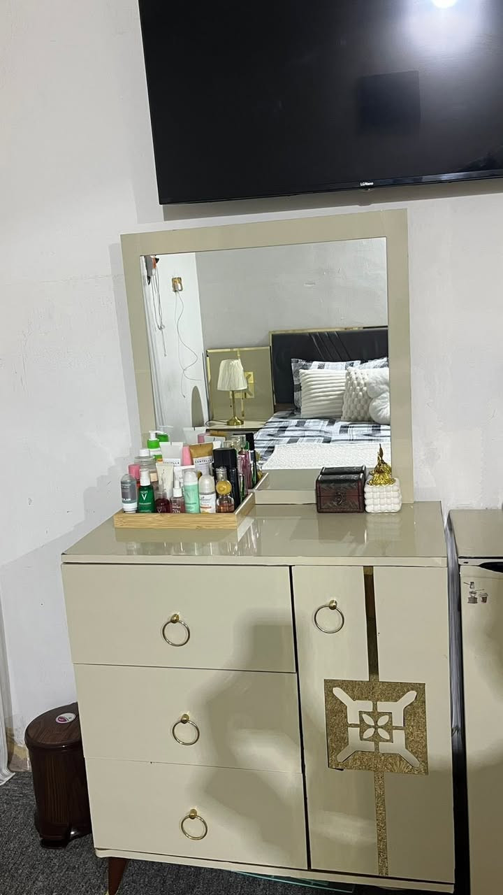 السلام عليكم .
غرفه تركيه ستعمال اقل السنه سبب البيع اريد انتقل بيت ومحبوره ابيعها 
تتكون الغرفه من كنتور 
وميز التسريحه 
مع كومديات جربايه وجربايه 
الغرفه الله شاهد نضيفه بشكل مو طبيعي الغرفه مجلده بلون اوف وايت لونها الاساس اسود وذهبي سبب التجليد محافضه عليها من الشخوط والوساخ الغرفه تلمع الله شاهد 
سعرها نتفاهم علي بل خاص
وللتفاصيل والستفسار اكثر عله الغرفه راسلوني خاص 
وهلاً وسهلاً 🩶🩶.

***********
