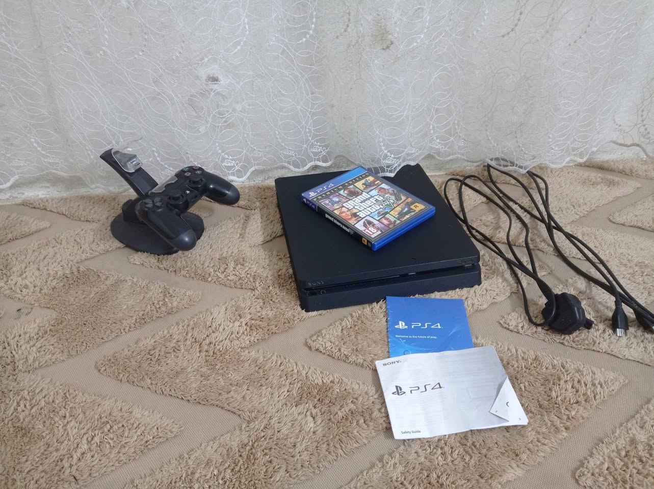 بلي 4 سلم 
لا مصلح ولا مفتوح 

نضيف وياه جوستك وحدة نضيفة 

وياه حاملة مال يدات وقرص Gta
سعر 300 بي مجال 
رقمي ***********
متواجد واتساب
