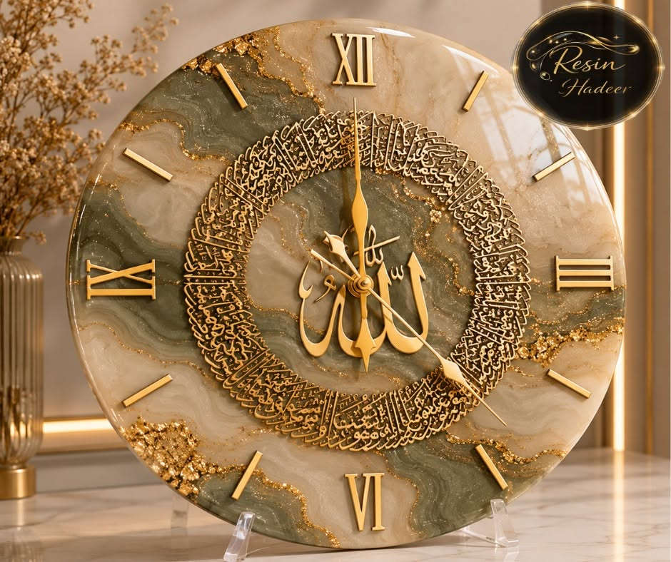 ✨ مش مجرد ساعة... دي قطعة فنية تخطف الأنظار من أول نظرة! ✨

لو بتدور على ديكور يخلي أي مكان أفخم ويعكس ذوقك الراقي... فساعة الريزن دي هتكون اختيارك المثالي.

💚 تصميم فاخر بألوان مميزة وتفاصيل ذهبية فخمة.
🕌 مزينة بآية الكرسي ولفظ الجلالة لتجمع بين الجمال والروحانية.
🏡 مناسبة للبيت، الفيلا، المكتب أو كهدية قيمة لأغلى الناس.

🎁 اطلبها بالمقاس واللون اللي يناسب ديكورك.

🔥 اطلب الآن كل قطعة بتتنفذ خصيصًا ليك بأعلى جودة وتشطيب احترافي.

📩 ابعت رسالة على الصفحة دلوقتي واستفسر عن السعر والعروض المتاحة.

Resin Hadeer
الفخامة تبدأ من تفاصيل بيتك. ✨


**إذا كنت صاحب هذا الإعلان وتريد حذفه لأي سبب، رجاءا أرسل رسالة إلى الدعم الفني**