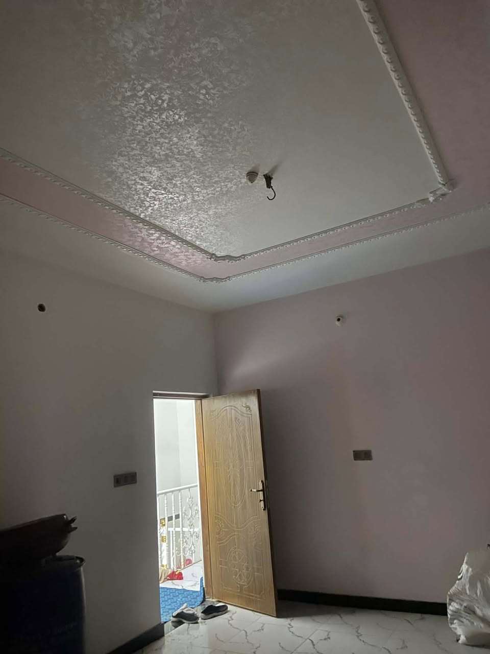 يا الله 

دار للبيع حي الحسين الجديد ب شارع ابو شاكر مو على الشارع لا داخل المثلاثات مال حي لحسين

موقعه حلو  ماكدامه احد لبيت كدامه جزره وسطيه

البيت بصف الركن  200 متر  قاطين  

القاط الاول طارمه وصحيات ستقبال ومطبخ وصاله وغرفتين وداخل صحيات  بناء وسط  مرتب وبي حديقه 

الطابق الثاني 3غرف وصحيات وصاله بناء  قبل 3سنوات  كلش مرتبب لبيت سيراميك  والفوك مرتب ونضيف

مطلوب اسكان 30 مليون 

سعر لبيت 215 وقابل للتفاوض

للتواصل والاستفسار اتصال 

***********
***********
اخوكم ابو نور الدلال

المكتب مجاز حكومياً ادخل للحساب ناشر ابيوت اي بيت ايعجبك راسلني وتدلل 

اعرض عقارك عندنا ودع لنا التسويق 

عنوان المكتب سيد جميل شارع 20 مقابيل أسواق امير
