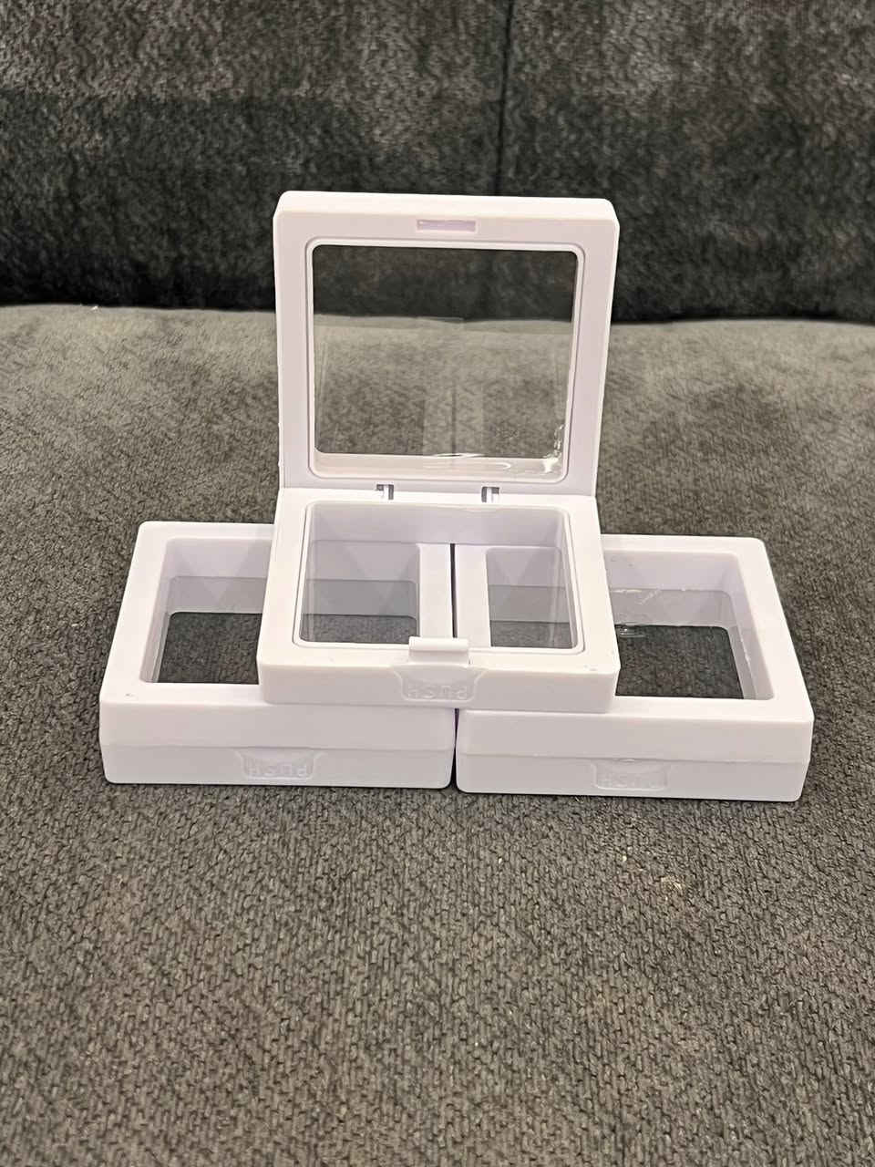 السلام عليكم
علب حفظ الفينير 
تعمل بنضام الضغط 
توفر قياسين اربع الوان
٧*٧.      ١٠* ١٠
الالوان
🤍🖤💜🩷
واتساب ***********
