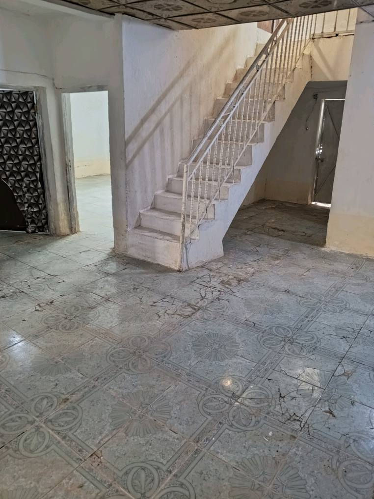 يوجد دار للبيع مساحه 150م يحتوي على غرفتين نوم وصاله واستقبال ومطبخ وصحيات وكراج  سياره مناور 2
في حي المصطفى شارع المطحنه مقابيل معمل الحرير بناء بلوك وسقف عكاده الارضيه سيراميك السعر( 40 )وقابل للتفاوض 
ملاحظه.. ينزل من سعره شغل سيراميك البيت كامل الارضيه وجدران المطبخ والصحيات والطرمه 
الاستفسار الاتصال على الرقم 
***********
