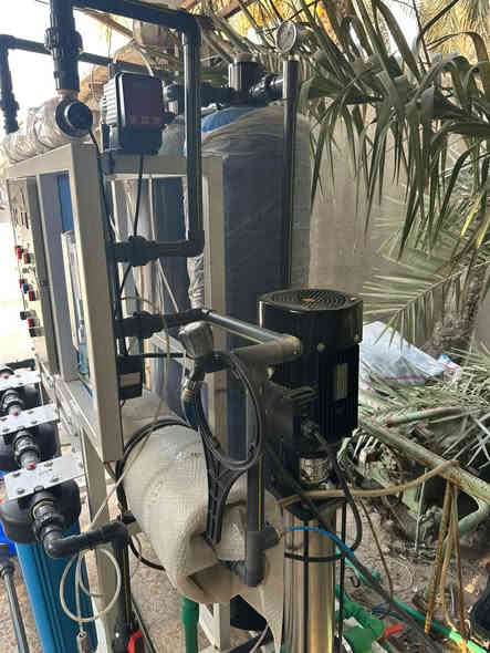 سلام عليكم محطة تحلية 1 طن في الساعة كامل مواصفات ضغط عالي جديدة ما مستعملة فقط فحص فاحصينة وسعرها 30 ورقة عنواني البصرة ابي الخصيب رقم الهاتف ***********
