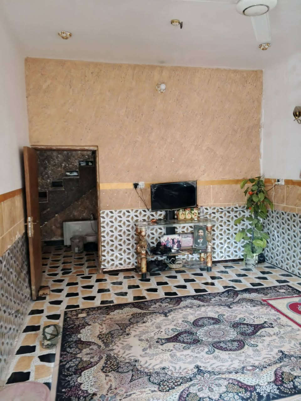 دار للبيع الحفرية مقابيل الأمام التاج.الدين  عليه السلام كاع علي الحامد السعر 70 وبي مجال للستفسار ***********
