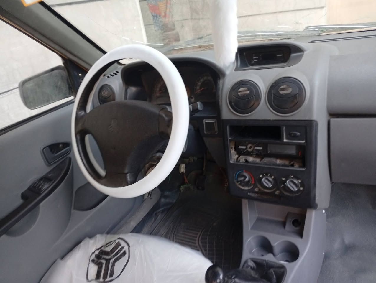 سلام عليكم خواني العزاز سايبه موديل 12 رقم صدامي مطلوبه هيه وغرامه مليون وشويه تحويل مباشر سياره بيه تبخير 
سعر 11 ورقه
دواخل سياره نضيفه كلش كدام عينك خوان اني مستعجل علبيع مكاني بغداد البلديات 
*********** تصال
*********** واتساب
