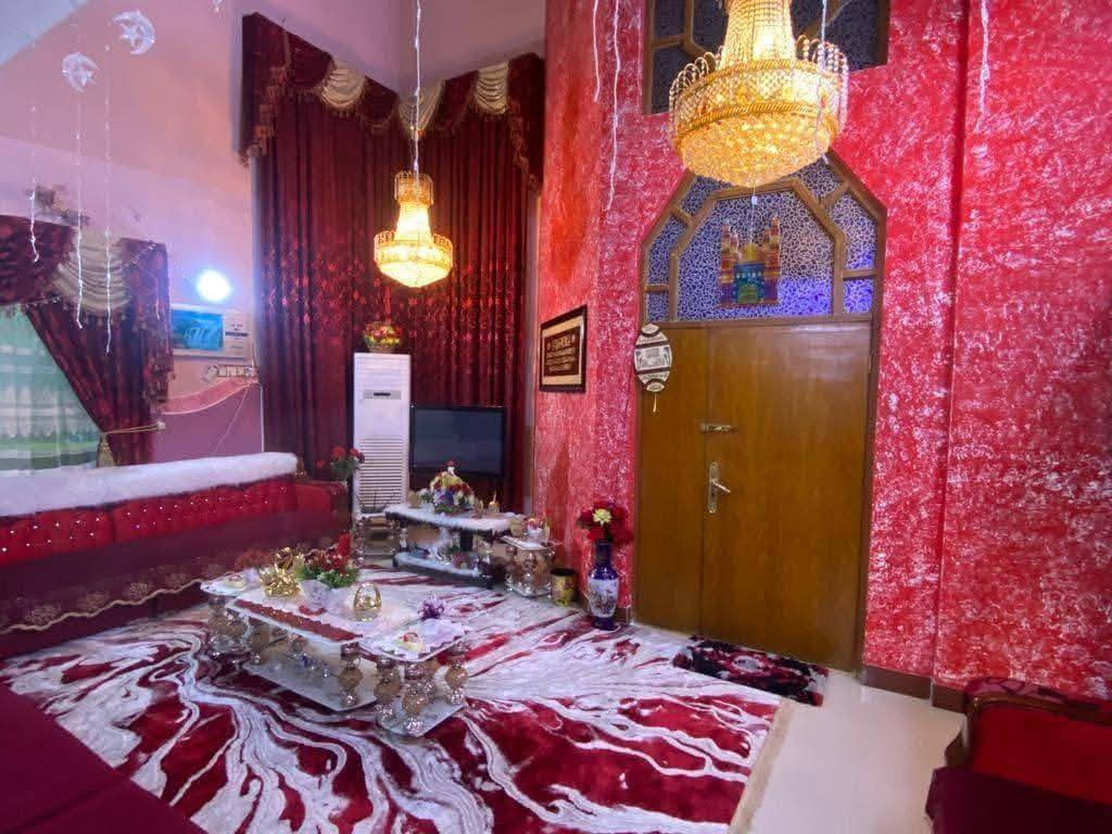 يعلن مكتب عقارات أبو انور فرع الطويسه عن وجود بيت البيع في حي الخضراء مساحة 300 متر شارع 25 متر وجه 15 متر يحتوي على ثلاث طوابق يحتوي على 7 غرف نوم وصاله وستقبال ومطبخ وصحيات وكراج وحديقه بناء 2012مكان راقي ممتاز الستفسار الاتصال//***********//***********// كما نستقبل جميع عروضكم وطلباتكم التجارية والعقارية المكتب مجاز قانونيا المكتب ماقبيل مطعم الحسون عقارات أبو انور فرع الطويسه
