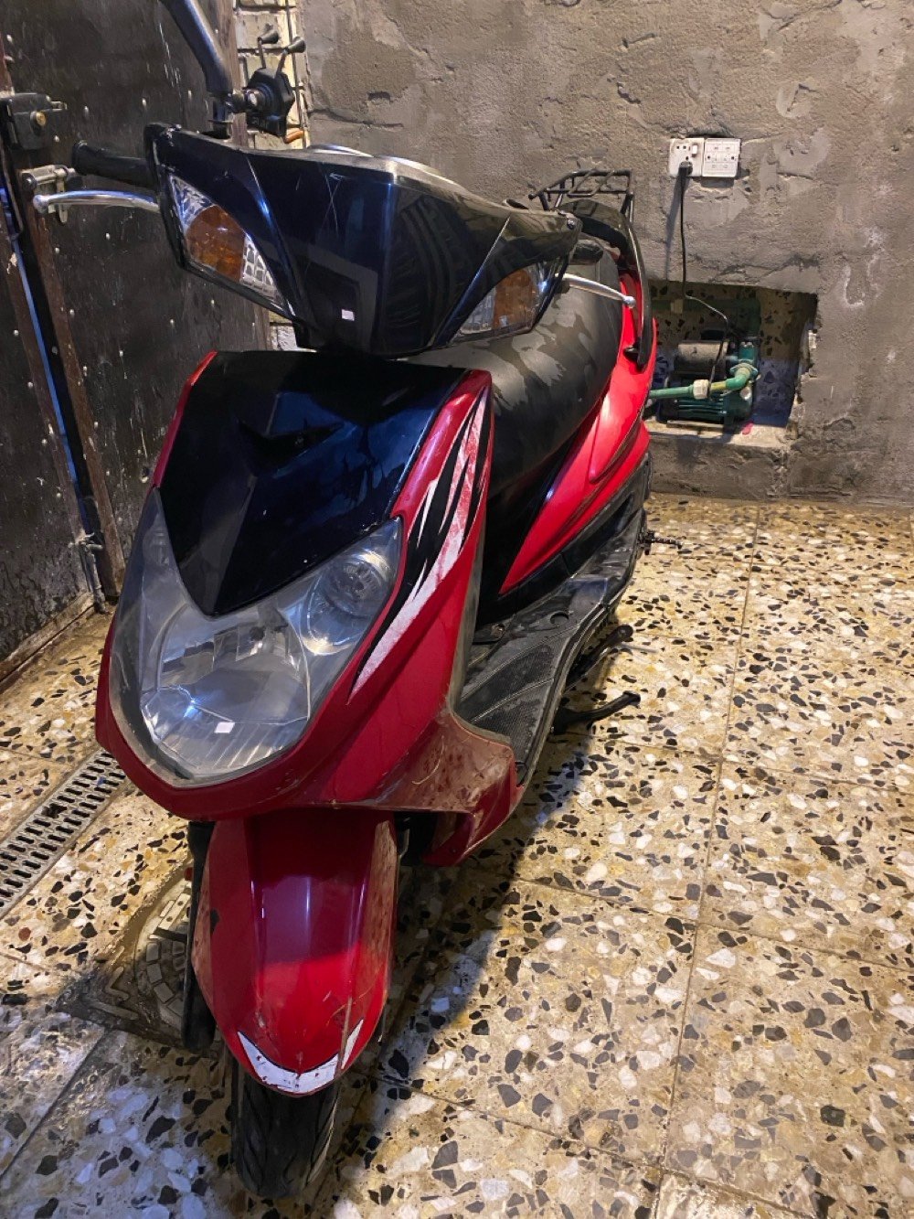 دراجة نارية نظيفة بحالة جيدة، لون أحمر وأسود. مناسبة للتنقل داخل المدينة بمرونة وسهولة. طراز مناسب للشباب والكبار. تعمل بكفاءة وسهولة في الاستخدام.