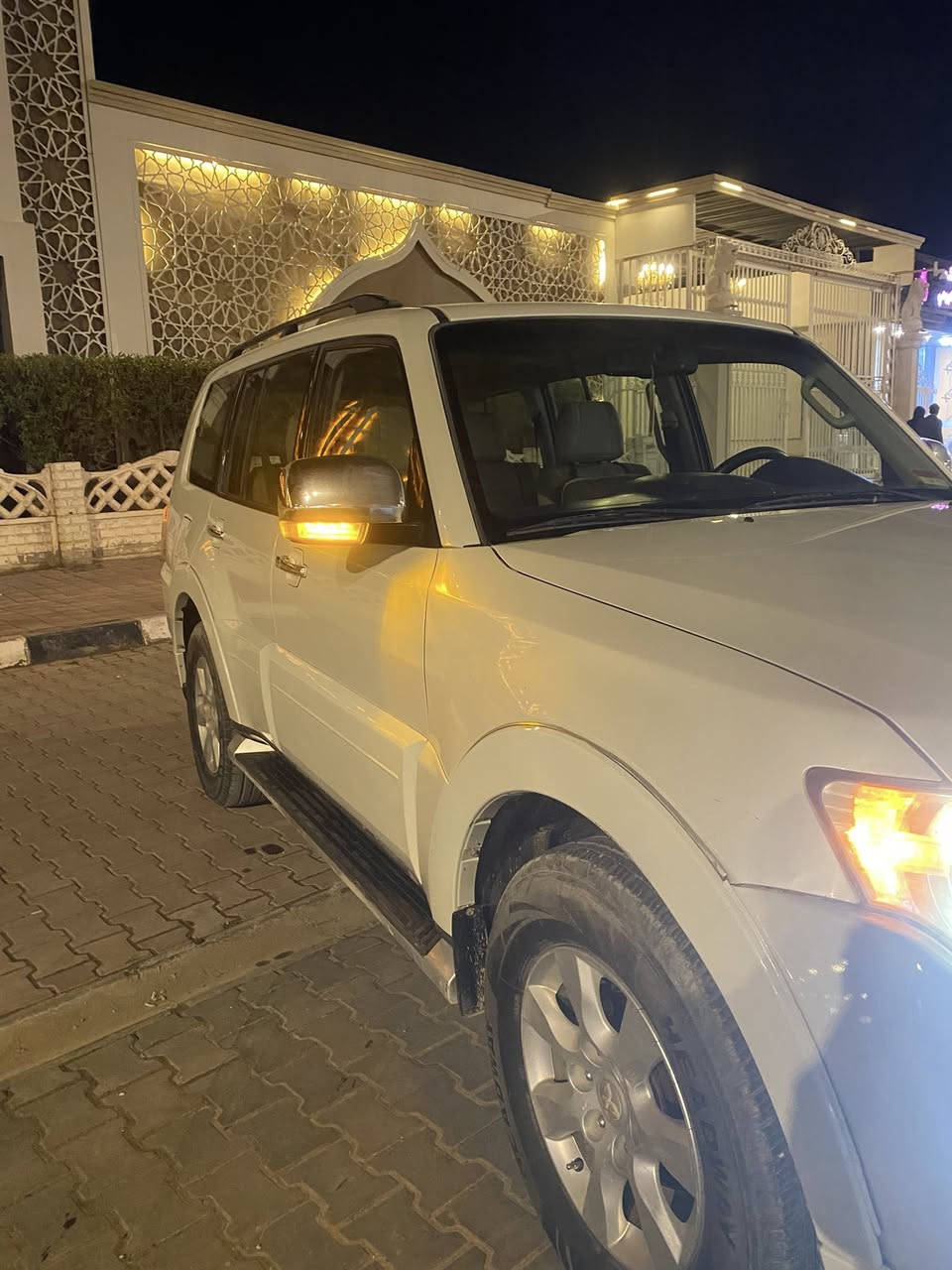 السلام عليكم 
باجيرو موديل. 3500 حبتور 
محرك 3500
دواخل جلد 
كشنات كهرباء
كشنات تدفئه تبريد 
مري شفط 
تحكم ستيرن 
حساسات خلفيه
السياره فتحه و دمام خلفي
تبريد 3 قطع
محرك و كير كفاله عامه
صدر نضيف نسبه 100%
تخم تاير جديد
السياره بأسمي مشروع وطني 
رقم بابل 
كفاله عامه 
سيارة جديدة بمعنى الكلمة ماشية 150الف 
بيها جلخات بسيطة بالدعامية الكدام
السعر180 وبيها مجال
العنوان النجف الاشرف /***********
