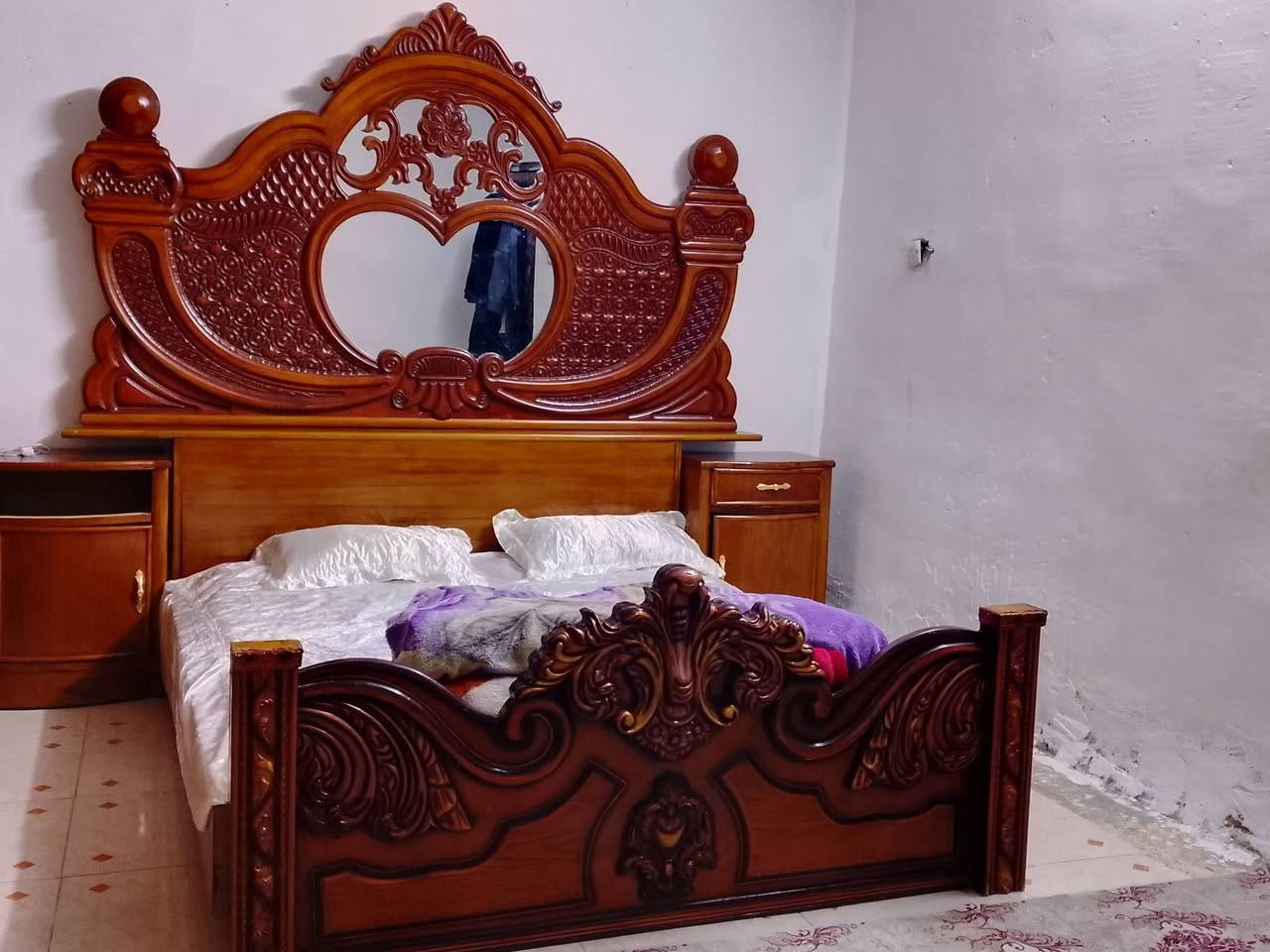 سلام عليكم  غرفت اخشاب صاج نضيفه متكونه من 6 قطع  زاويه و ميز تواليت و ميز بلازمه وجربايه و ملحقاته و كنتور متكون من 5 بيبان 
السعر: 800الف و بيه مجال ***********
