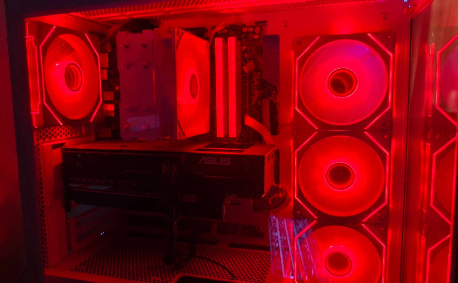 ملاحظة : ابيع بس كامل
Ryzen 7 7700
RTX 5060 8GB asus prime 3 fan
GIGABYTE B850 D3HP
assassin x 120 white
XPG 32gb DDR5 6000mhz white
Case Sama V01 
SSD M.2 1t WD gen4 
FSP Hydro Pronze 600w

شاشة :
AOC 24GE 180Hz 0.5ms

يوبي آس :
Falcon UPS 1Kv

كيبورد مغناطيسي :
Attack shark X86 HE

ماوس خاص بالألعاب التنافسية :
Logitech G502 X 

ماوس باد أبيض ستايل ياباني ضد الماء و الأتربة

السعر مليونين ونص

مكاني بغداد وهذا رقمي :
***********

و موجود التواصل على الخاص.
