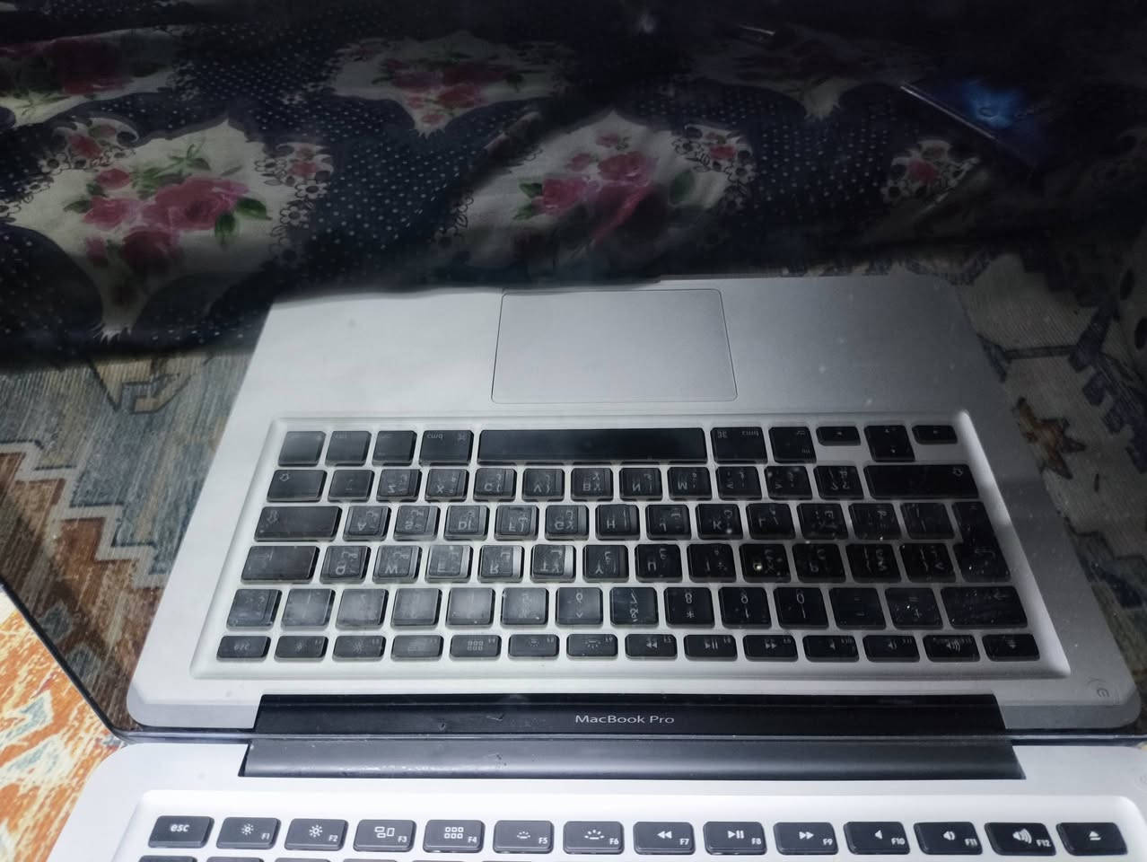 📢 للبيع: لابتوب أبل ماك بوك برو (MacBook Pro 13-inch - Mid 2012) 💻✨
لابتوب أوريجينال وقوي من أبل، خامة ألمنيوم متينة جداً وممتاز للدراسة، التصفح، والعمل اليومي.
🔹 المواصفات الفنية:
المعالج: Intel Core i5 بسرعة 2.5GHz (مع Turbo Boost يصل لـ 3.1GHz).
الذاكرة (RAM): 4GB DDR3 (قابل للترقية بسهولة حتى 16GB).
التخزين: 500GB HDD (قابل للترقية إلى SSD).
الشاشة: 13.3 بوصة ناصعة بدقة HD.
كارت الشاشة: Intel HD Graphics 4000.
المنافذ: USB 3.0، Thunderbolt، قارئ كروت SDXC، ومحرك أقراص CD/DVD.
🛠️ حالة الجهاز والملاحظات:
الحالة العامة: نظيف جداً، والشاشة واللوحة الأم وكل القطع الداخلية تعمل بكفاءة عالية.
الملاحظة الوحيدة: يحتاج تصليح أو تبديل قاعدة الشحن (MagSafe Port) فقط. (ملاحظة: قطعتها منفصلة ورخيصة المتوفر بالسوق وسهلة التبديل لهذا الموديل).
الملحقات: الشاحن الأصلي (MagSafe 60W 

ويحتاج براغي اربعه للقاعده 

السعر 80 الف رقمي (***********)
العنوان بغداد
