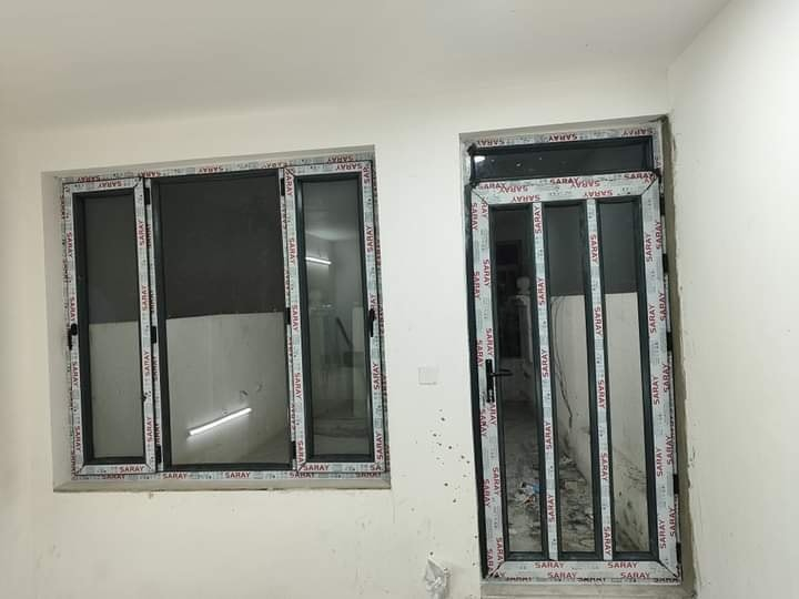 ### **عرض خاص على ألمنيوم سلايت بأسعار مناسبة**

**🔹 شباك ألمنيوم سلايت:**
- **عرض المقطع 7.5 سم**: **50 دولار للمتر** (مع مانع ذباب).
- **عرض المقطع 9.5 سم**: **60 دولار للمتر** (مع مانع ذباب).

**🔹 باب ألمنيوم G60:**
- **سعر الباب**: **160 دولار**.

**📍 العنوان:** الموصل، الجانب الأيمن.

**للاستفسار أو الطلب:**
- **تواصل معنا عبر الاتصال أو أرسل لنا رسالة على واتساب:** **7511260102**.

لا تفوت الفرصة على هذه العروض المميزة! إذا كان لديك أي استفسار آخر، سأكون سعيداً بمساعدتك.
