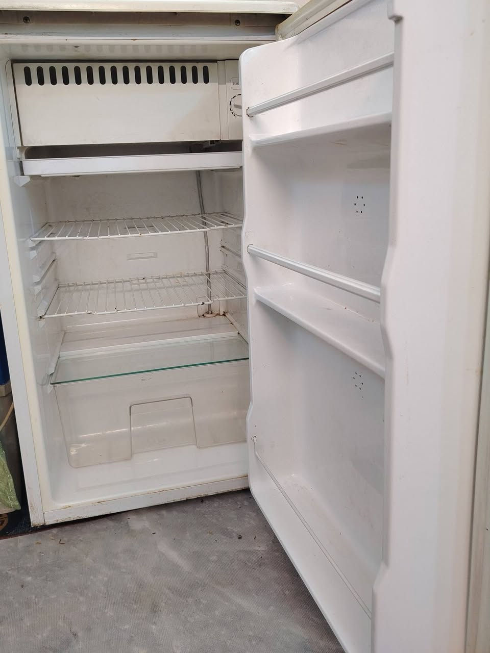 ثلاجه صغير للبيع بسعر 90 الف مابيها اي عطل للاستفسار ***********
