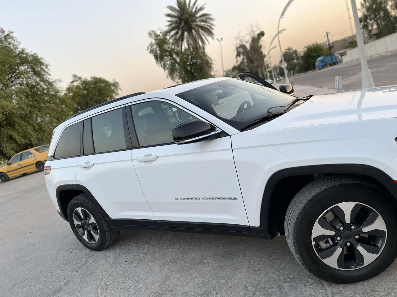 للبيع Jeep Cherokee 2025 🇺🇸
المواصفات:
• وارد أمريكي
• محرك هايبرد مع إمكانية الشحن
• فول مواصفات
• سقف بانوراما
• مقاعد جلد كهربائية
• تبريد للمقاعد
• ويل كب
• حساسات أمامية وخلفية
• رادارات متطورة
• رادار أمامي
• كاميرا خلفية
• 3 أنظمة قيادة

الحالة:
• الممشى: 15 ألف
• حادثة خفيفة (بنيد وصبغ فقط)
• بدون إيرباك
• صبغ من امريكا  الجاملغ الأيمن والباب الخلفي جهة السائق
• بدون شواصي
• السيارة بحالة جيدة وواحد على واحد

السعر:
💰 328 ورقة قابل للتفاوض للجادين

الموقع:
📍 بغداد

للاستفسار:
📞 ***********
