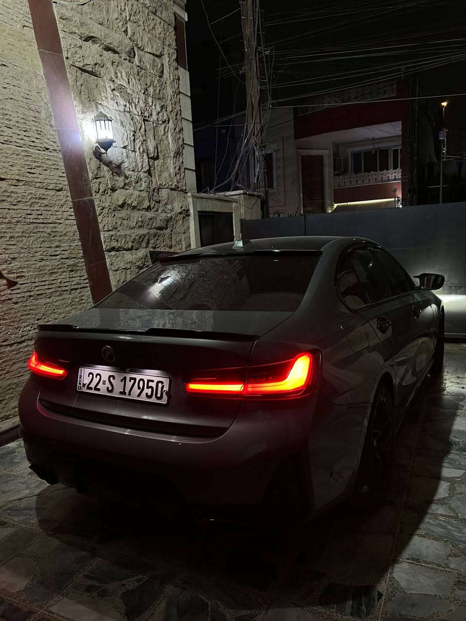 السلام عليكم لبيع BMW 330i موديل 2025 ماشيه 13الف كيلو مكان سياره بغداد السيديه  باسمي تحويل ثاني يوم
فول مواصفات صور الحادث موجوده
لون مميز الحادث بس بنيد مبدل فقط 
رقم هاتف *********** السعر 365 ورقه
