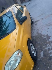 اخوان سيارة افيو موديل 2008 خليجي مصبوغه اصفر بال اصل لون ابيض بيه خيط...
