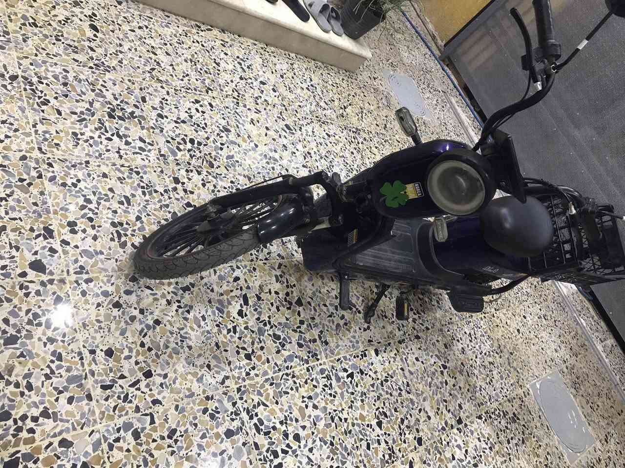 دراجه البيع ١٥٠ وبيه مجال  بطارياته ضعيفة بس تمشي  مكان بغداد  رقم الهاتف ***********
