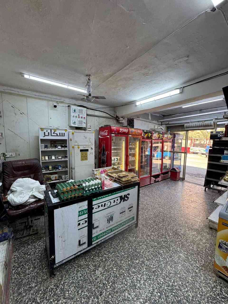 السلام عليكم رمضان كريم الا ناسنا الطيبة محل للبيع في شارع أبو عظام التجاري قرب مجمع ابو عظام مقابل الجامع المحل معروض بالتصوير كدامكم للاستفسار ع الرقم ***********
