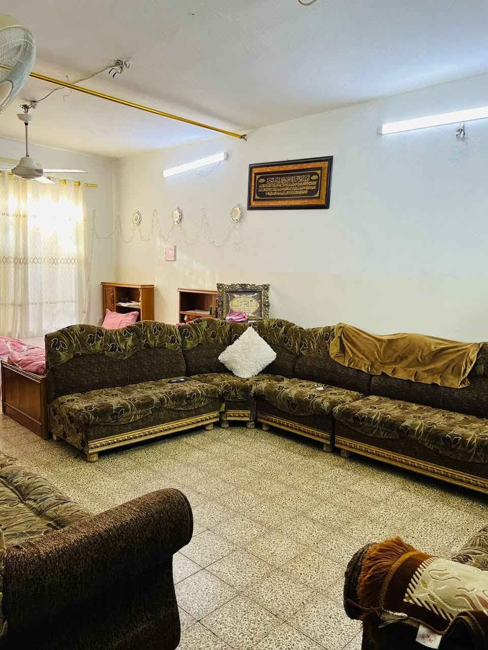 دار للبيع 🏚️

📌الموقع حي السكر الشارع الممتد من مستشفى الخنساء باتجاه دار سيد توحي وجامع الرأفة 📌

شارع صبة بعرض 8 🛤️

بناء نظيف صالح للسكن أو للاستثمار معزول الارضي عن الثاني ✅

مساحة الدار 150 متر     واجهة 7 ونص  والعمق 20 🗽 

سند حديث طابو الزهور صاحبه الشرعي ✨

تفاصيل الدار طابقين معزول الارضي عن الثاني ✔️

الطابق الارضي مكون من غرفتين نوم/ استقبال/ مطبخ/صحيات/موزع/ كراج كبير ❇️

الطابق الثاني عبارة عن مشتمل يحتوي على 🌟

4 غرف نوم / مطبخ/ صحيات/   كما هو موضح بل الصور إلي بل المنشور 📸 

السعر المطلوب للدار هو     190    مليون قابل للتفاوض 💰

للاستفسار أكثر اتصل على الارقام التالية أو مراسلة صفحة المكتب عبر الواتساب 👇
 
***********  ☎️   ***********  ☎️   ***********     ☎️

أو مراجعة مكتب السماك لتجارة العقارات 👉 

عنوان المكتب حي الصديق بعد مرطبات البحرين سائدين الصديق الرئيسية مقابل مدرسة تبارك الاهلية 👍
